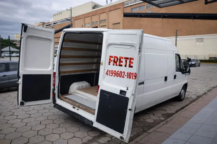 Frete de mobília sacos de roupas caixas mudanças de moveis pesados com ajudantes