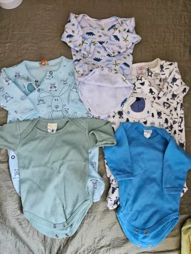 Conjunto 2 macacões e 3 body's manga longa (TAM P)