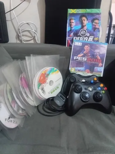 Xbox360 liver com muitos jogos e dois controles funcionamento 100 por cento