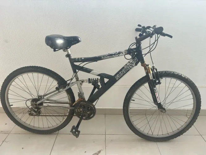 Bicicleta Sundown Aro 26 - Preta, com Suspensão Traseira