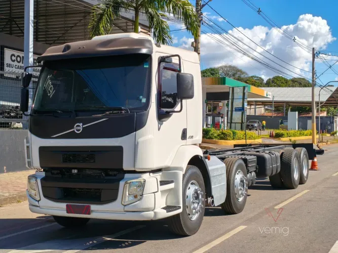 CAMINHÃO BITRUCK 8X2 VOLVO VM 330 CHASSI CHASSIS BRANCA 2017/2018