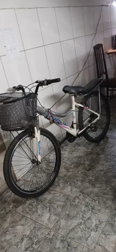 Vendo bicicleta de marcha  450,00  bairro de Lourdes Gov valadares. *