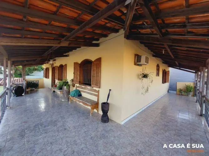 Casa em lote 375 m² , 03 quartos sendo 02 suítes com espaço gourmet no bairro Camargos.