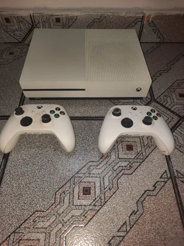 Xbox one S 1TB de Memoria com 2 controles originais