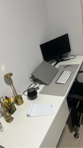 Mesa de estudo com torre de tomada