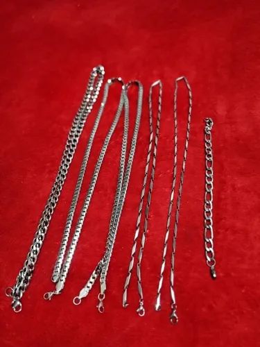 Correntinhas e pulseira em bom estado