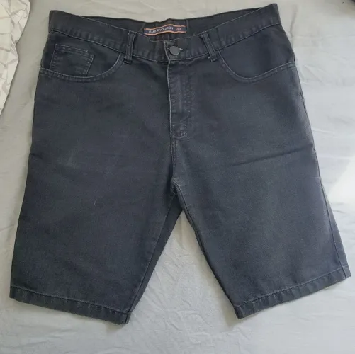 Bermuda preta masculina, em sarja, tamanho 44
