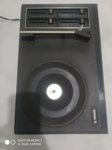 Vendo toca-discos Philips modelo GF 723