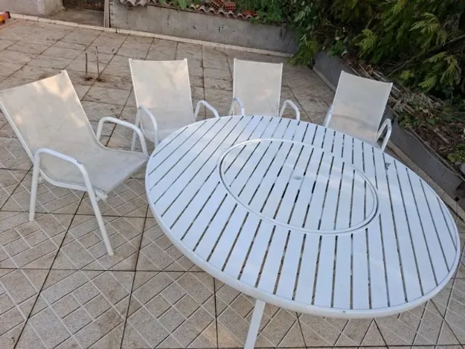 PREÇO DE OPORTUNIDADE - CONJUNTO DE MESA REDONDA COM 4 CADEIRAS - METAL - ÓTIMO ESTADO