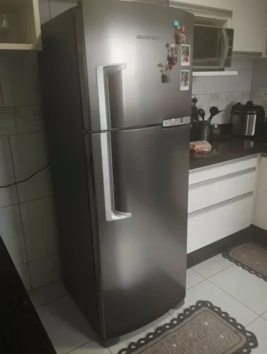 Geladeira Brastemp 352L com defeito