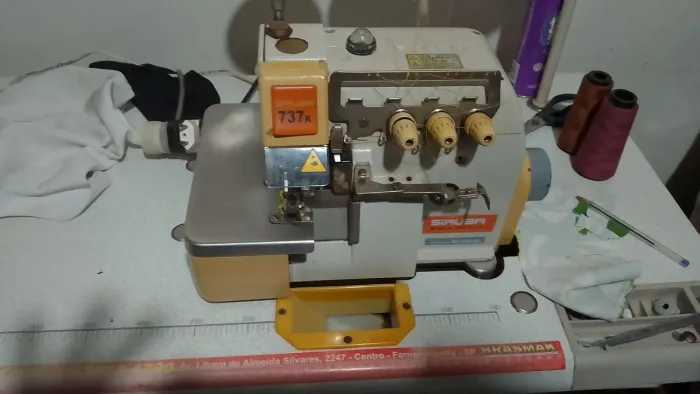 Máquina overloque de costura