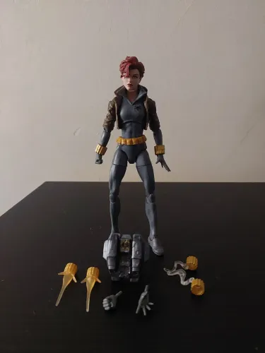 Viúva Negra Marvel legends uniforme cinza