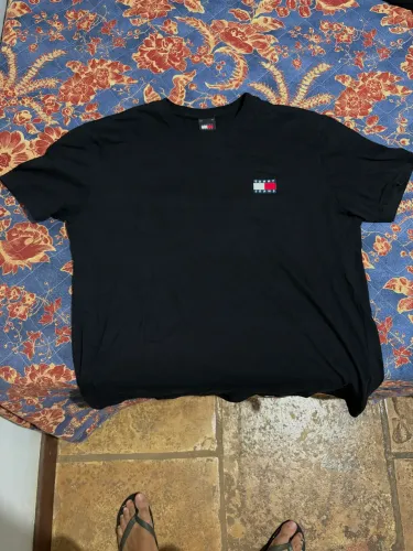 Camiseta tommy preta tamanho G