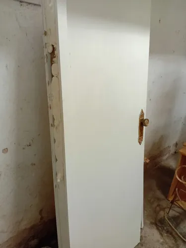 Vendo essa porta branca de madeira com forro .. vem com fechadura 