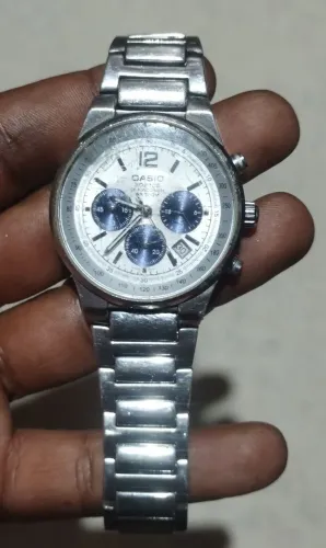 Relógio Cássio Edifice Cronogragraph modelo 2711 EF 500 detalhe apenas no Vidro arranhado 