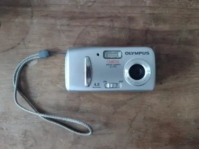 Câmera Digital Olympus C-170 4MP + Cartão 256MB | Para Reparo/Peças