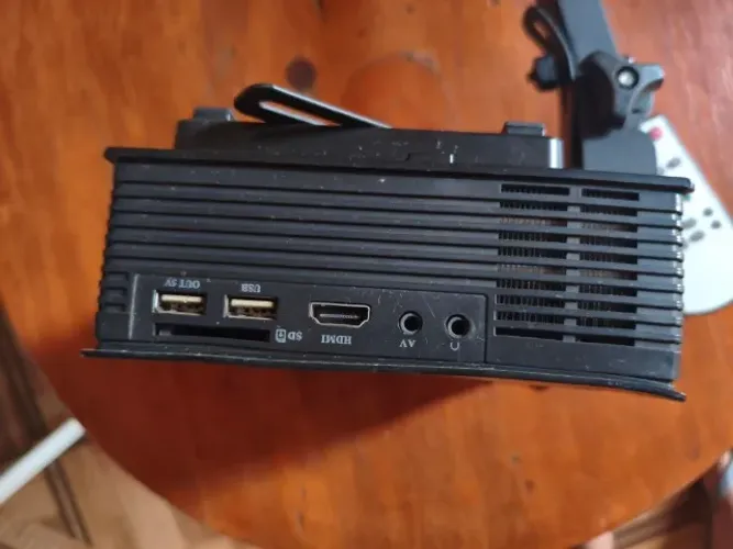 Projetor UC68 Unic Wifi Mini 1800lm + Tela Retrátil 85"