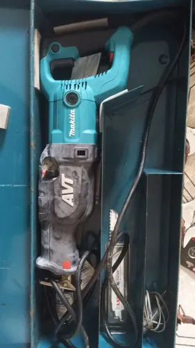 Serra sabre Makita potência de 1510watts para cortes eficiente ant vibração (AVT) 127 V 