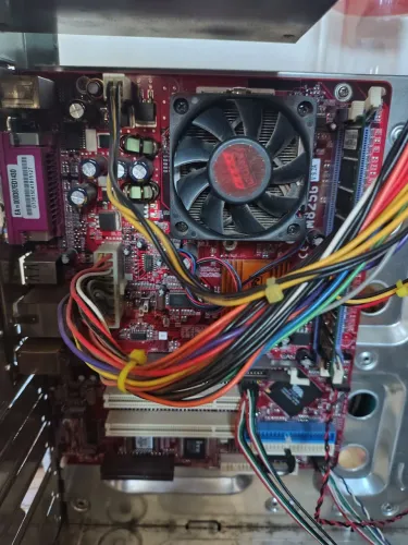 Placa mãe retro com processador AMD athlon xp 2200 e 512 MB de ram ddr1