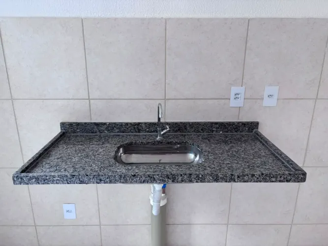 Pia de cozinha nova, pedra de bancada e pedra de tanque