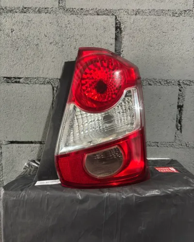 Lanterna traseira direita - Toyota Etios Hatch 2016.
