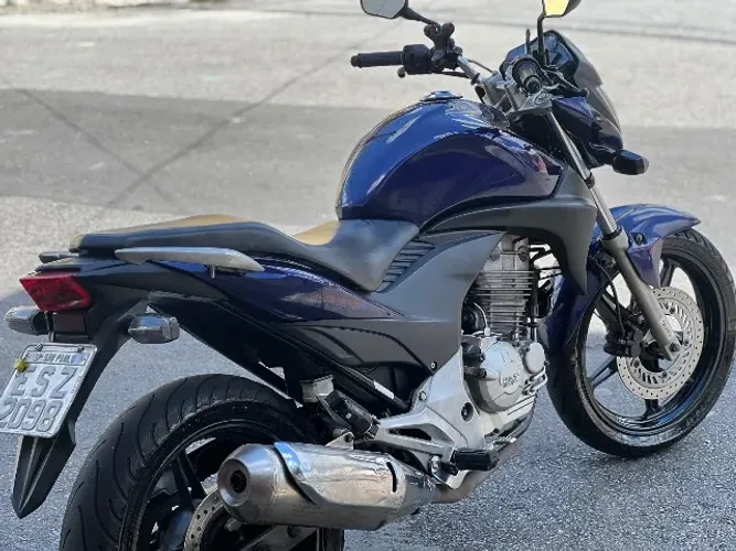 Honda CB 300R 2012 - Muito Conservada e Pronta para Rodar