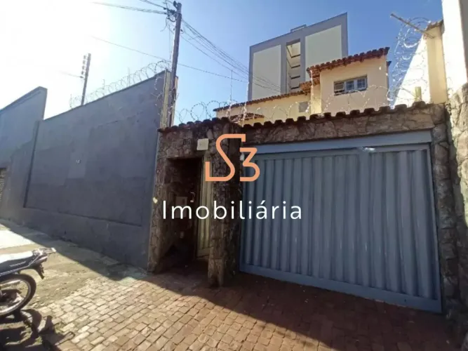 Casa para locação no Centro de Uberlândia-MG com 4 quartos, 2 suítes e 160m²!