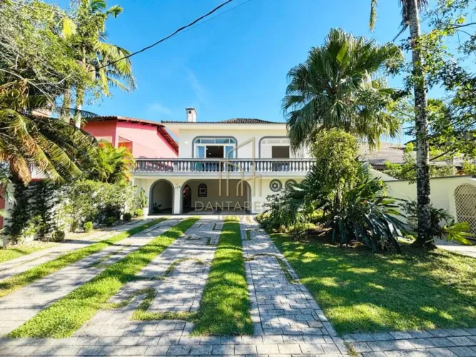 CASA PARA LOCAÇÃO EM RIVIERA COM 4 SUITES, 5 VGS. 100 MTS DA PRAIA