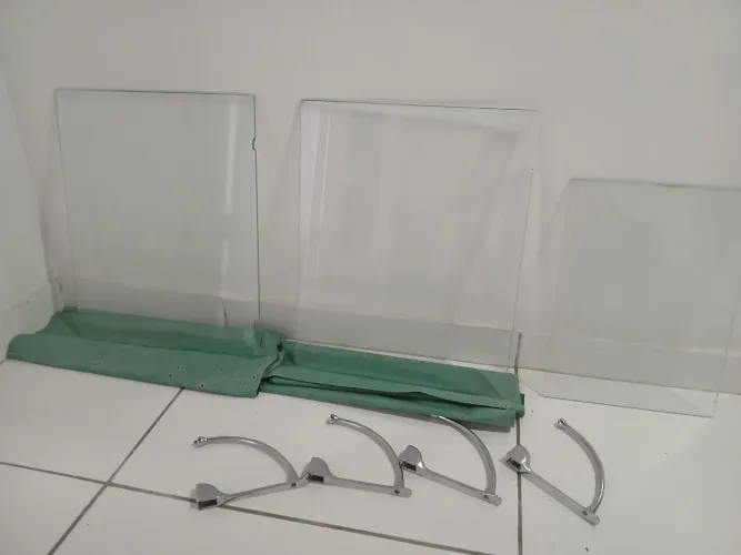 3 prateleiras vidro com suporte resistente. 
