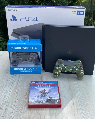 PS4 Slim 1TB + 20 Jogos + 2 Controles + FC 25 + GTA 5 - Na caixa