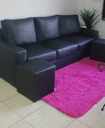 Vendo sofá de couro, medindo 2,45 esta novo.