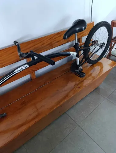 Reboque de bicicleta mais banco de madeira.