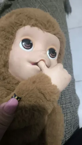 Macaquinho meche a boca e emite som