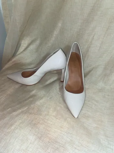 salto scarpin branco com textura de couro