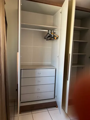 Guarda roupa semi novo
