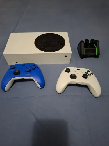 Xbox series s com 2 controles e pilha recarregável