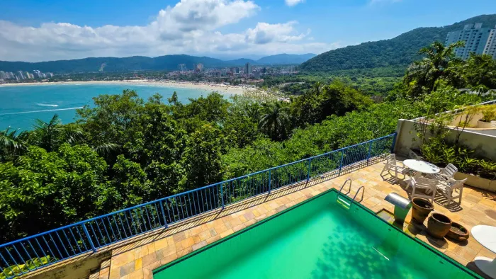 Casa à venda na Península, praia da Enseada em Guarujá, litoral de São Paulo.