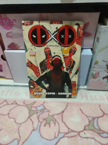 HQ Deadpool massacra Deadpool