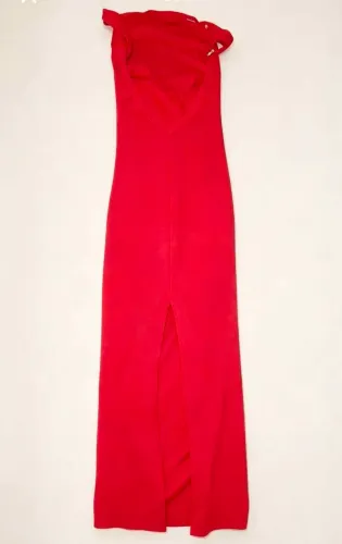 Lindo vestido longo, cor vermelho terracota, tecido canelado macio com excelente caimento.