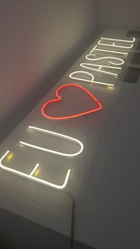 PLACA NEON PERSONALIZADA ? EU AMO PASTEL?