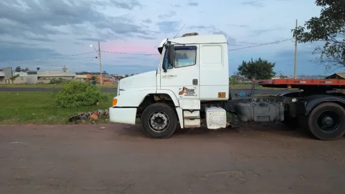 Caminhão mercedes com prancha reboque