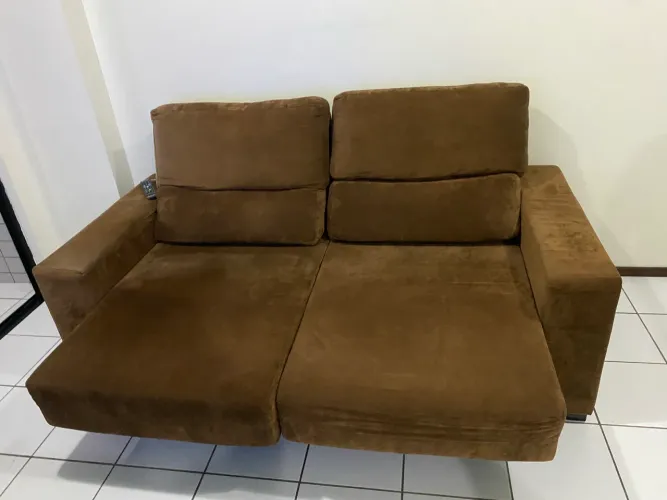 Sofá retrátil marrom dois lugares