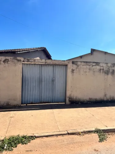 Vendo casa no bairro Osmar Cabral sendo 2 quartos 1 banheiro, sala, cozinha, área.