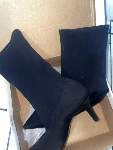 Bota salto fino na caixa 
