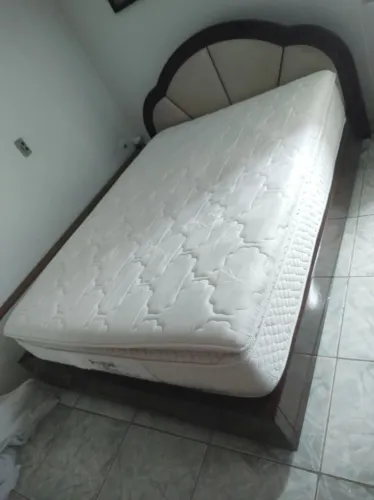 Cama maciça mais colchão