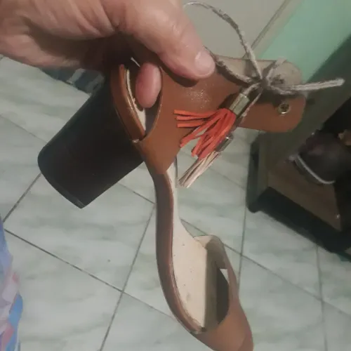 Vendo essa sandalia de salto com amarraçao em cordão e nele com detalhes que dar o chame