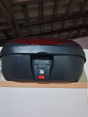 Baú novo para venda com preto.
