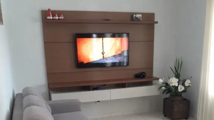 Painel para TV com Rack Suspenso - Moderno e Excelente Estado