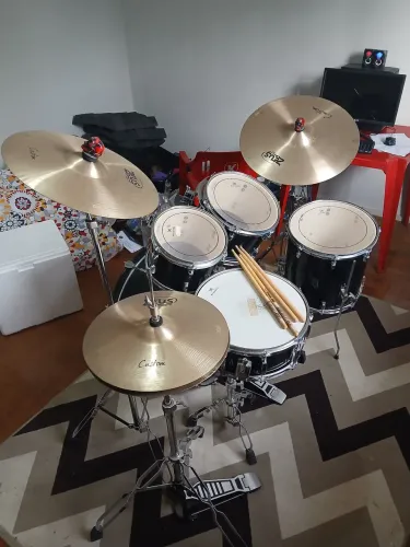 BATERIA ACÚSTICA MICHAEL LEGACY DM420 + PRATOS ZEUS B20