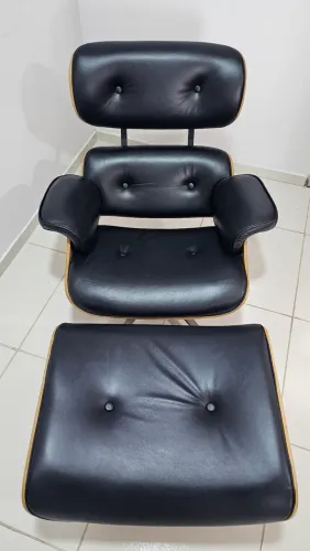 Poltrona Charles Eames com puff